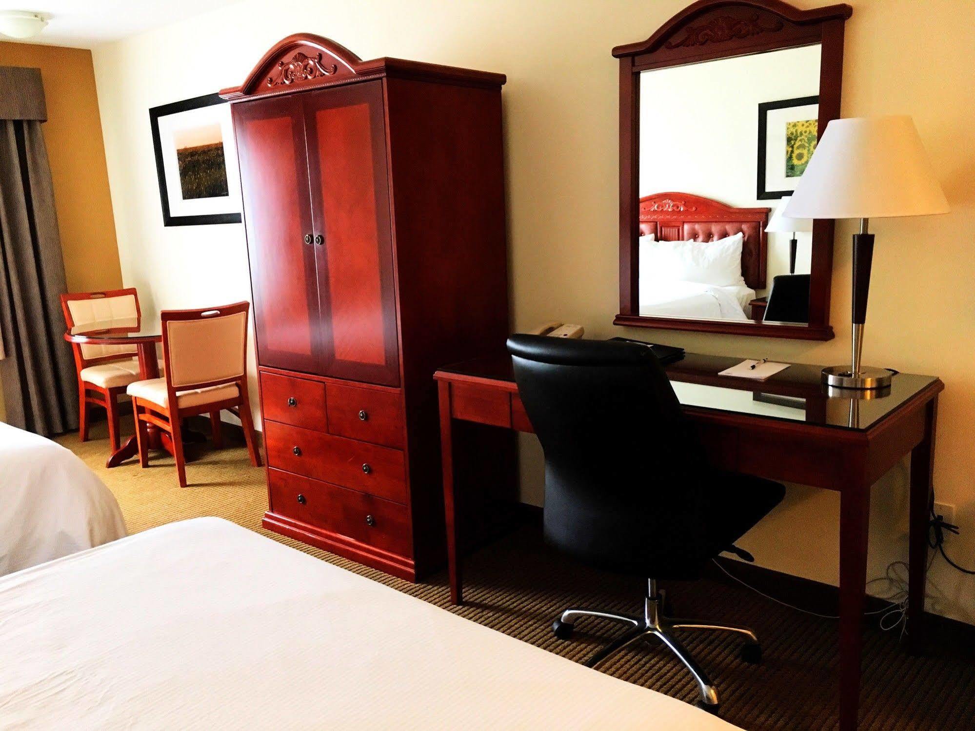 Trend Mountain Hotel & Conference Centre Tumbler Ridge 외부 사진