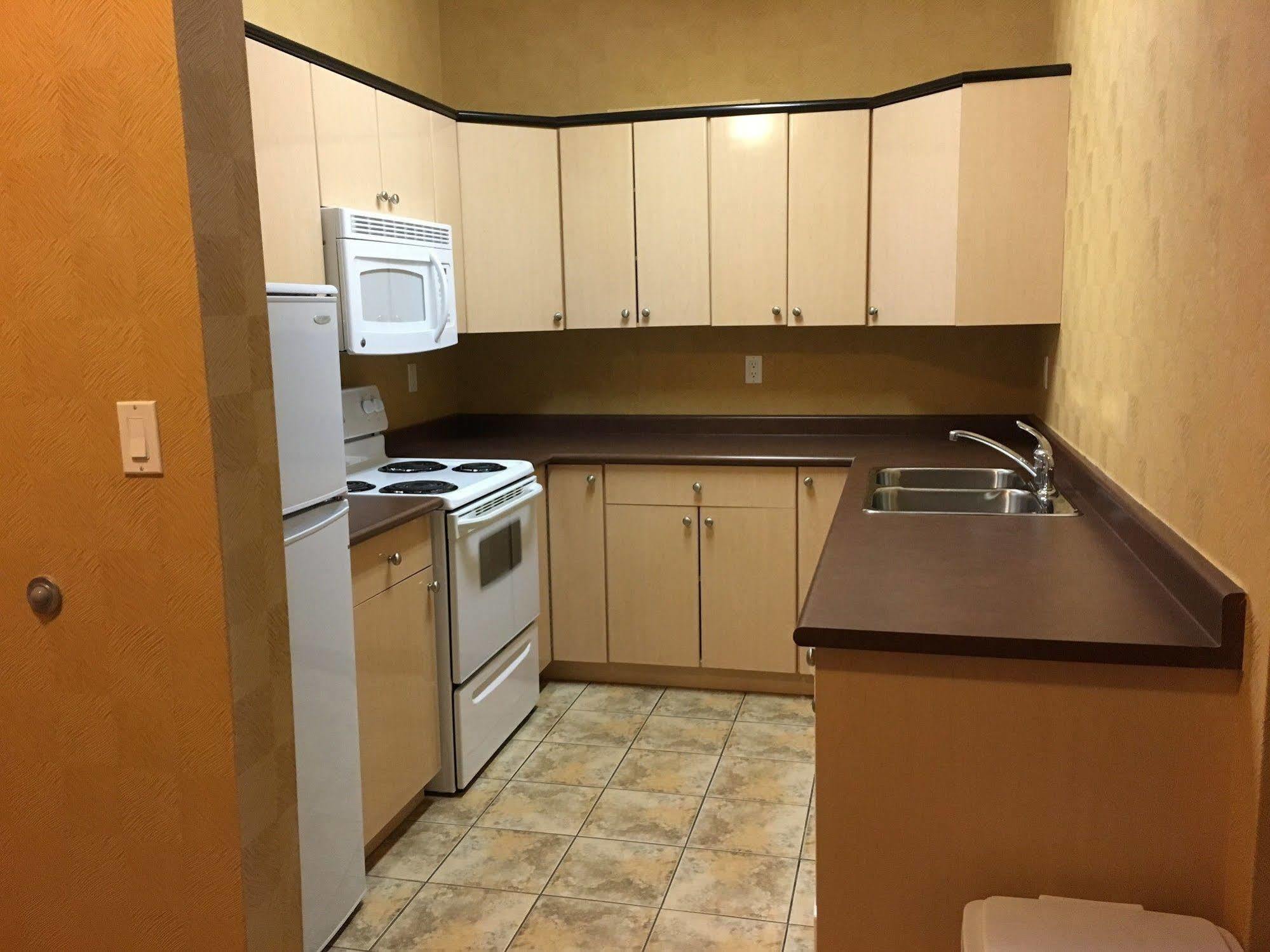 Trend Mountain Hotel & Conference Centre Tumbler Ridge 외부 사진
